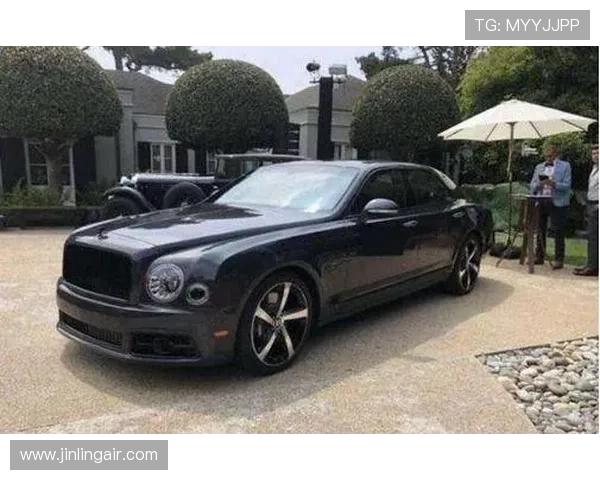 足球明星豪车宾利的奢华之选与球场外的精致生活方式